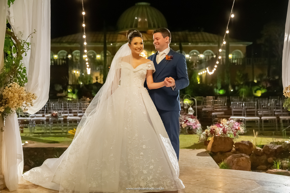 Um retrato do casal de corpo inteiro, bem juntinhos de costas para o palazzo e Murilo apaixonado olhando para sua agora ESPOSA linda Dany, nossa musa nipônica.