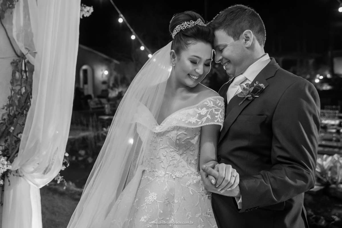 Retrato do casal, bem agarradinhos, testa com testa e sorriso bobo estampado em seus rostos, uma linda imagem preto e branco.