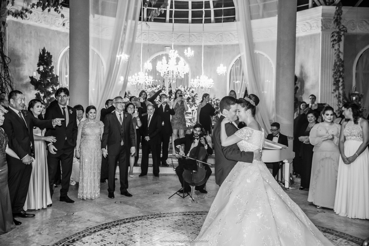 Agarradinhos eles dançam, uma música clássica escolhida pela linda pianista e noiva, mesclada com uma valsa, a primeira dança do casal foi linda, eles estão muito felizes com os convidados ao redor deles.