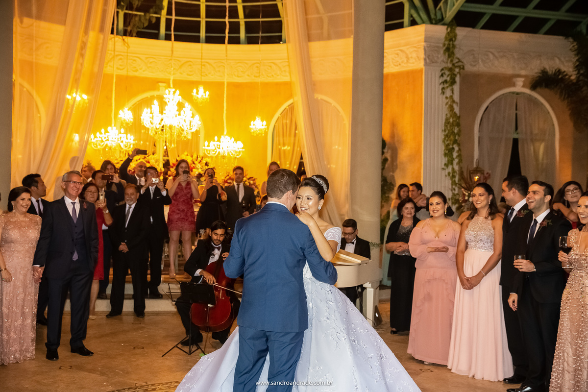 Eles dançam e todos sorriem, pois sabem que Murilo não é nenhum pé de valsa, mas está indo muito bem na sua primeira dança com sua amada.