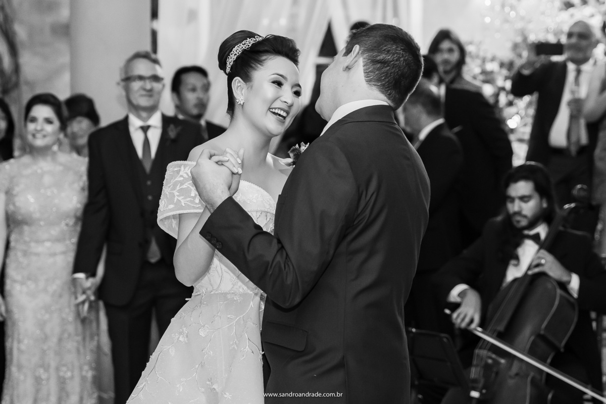 Um simples retrato do casal, mas perfeito, feito por Sandro Andrade dos melhores fotógrafos de casamento do DF, o casal apaixonado dançando, Dany sorri e Murilo a olha extremamente apaixonado.