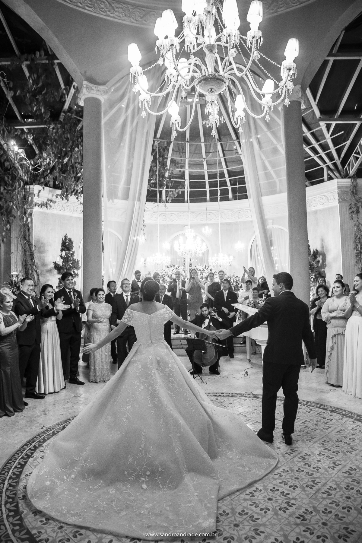 Acabada a dança, agora eles estão convidando seus amigos e familiares para a abertura da pista de dança, enquanto eles irão para as foto protocolares na mesa do bolo, felizes agradecem a presença de todos. 