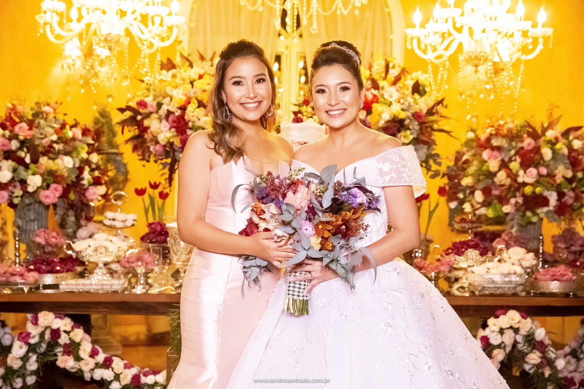 Dany e sua irmã segurando o buque.