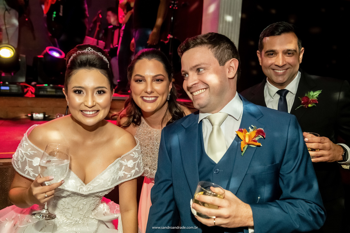 O casal com o irmão dele e a noiva, eles se casarão daqui ha dois meses, são nossos noivinhos também, eles também se casarão aqui na villa, a Amanda está atenta a todos os detalhes para o seu tão esperado e grande dia.