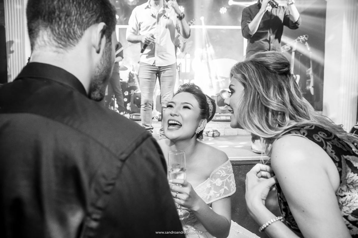 Curtição... Murilo é mais tímido, mas ela aproveitou cada momento, cantou, dançou, conversou e se divertiu muito com os amigos.