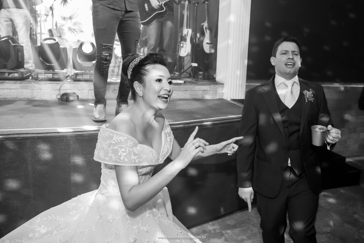 Cantando e dançando eles seguem a noite toda, curtindo a festa de casamento deles, hoje esses médicos junto dos seus amigos médicos, esqueceram os plantões e caíram na farra, uma festa muito animada e regada a muita coisa boa.