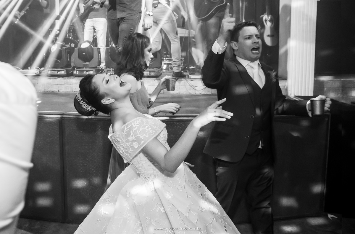 Sandro Andrade é fotografo em BSB dedicado e atento a todos os momentos, foi assim que conseguiu essa imagem maravilhosa. E para finalizar este álbum de casamento maravilhoso, escolhemos esta imagem muito show do casal se divertindo muito e cantando.