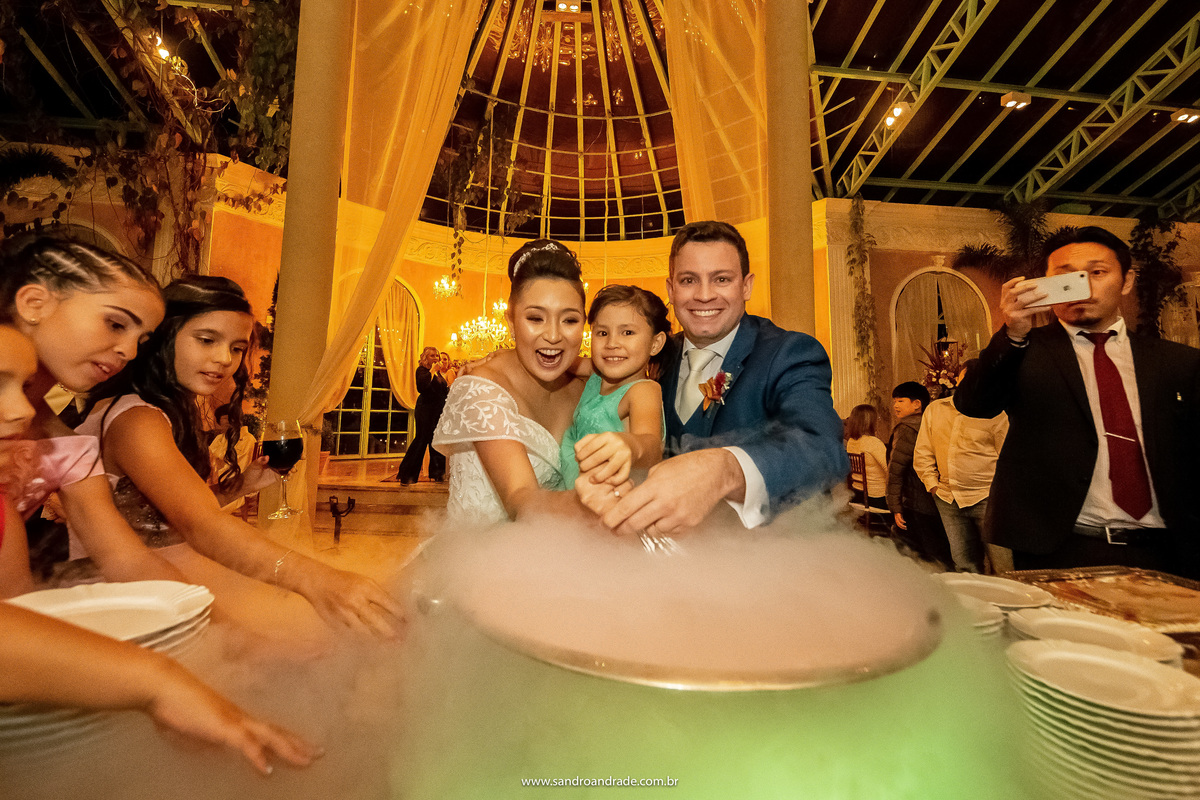 Fotógrafos em Brasilia, somos nós mesmo, eu e meu marido amamos o que fazemos por momentos como este, por acreditarmos na família. Dany e Murilo foram mexer o sorvete de nitrogenio liquido e pegaram a irmãzinha dela no colo, felicidade estampada no rosto.