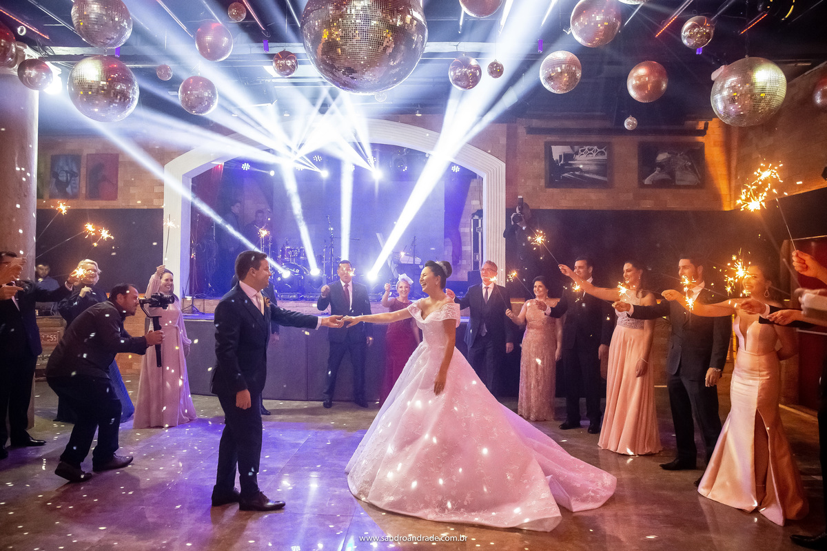A fotografia de casamento é algo encantador, trabalhamos com o que amamos, apesar de que nem sempre esse trabalho é valorizado, mas é algo que acreditamos, eu e Sandro somos casados ha 22 anos, nos casamos bem jovens e acreditamos nesse projeto de DEUS.