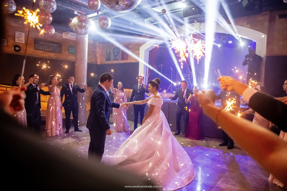 Essa sequencia está muito linda, Dany e Murilo estão dançando entre os pais e padrinhos na boate, muita luz e muita felicidade estampada no rosto de todos os presentes, um casal jovem e apaixonado.