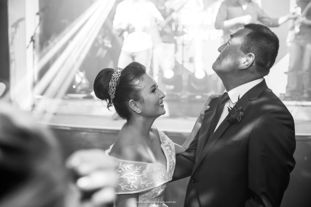 Dany na boate dançando com seu pai, que está muito feliz, emocionado e orgulhoso de sua filha.