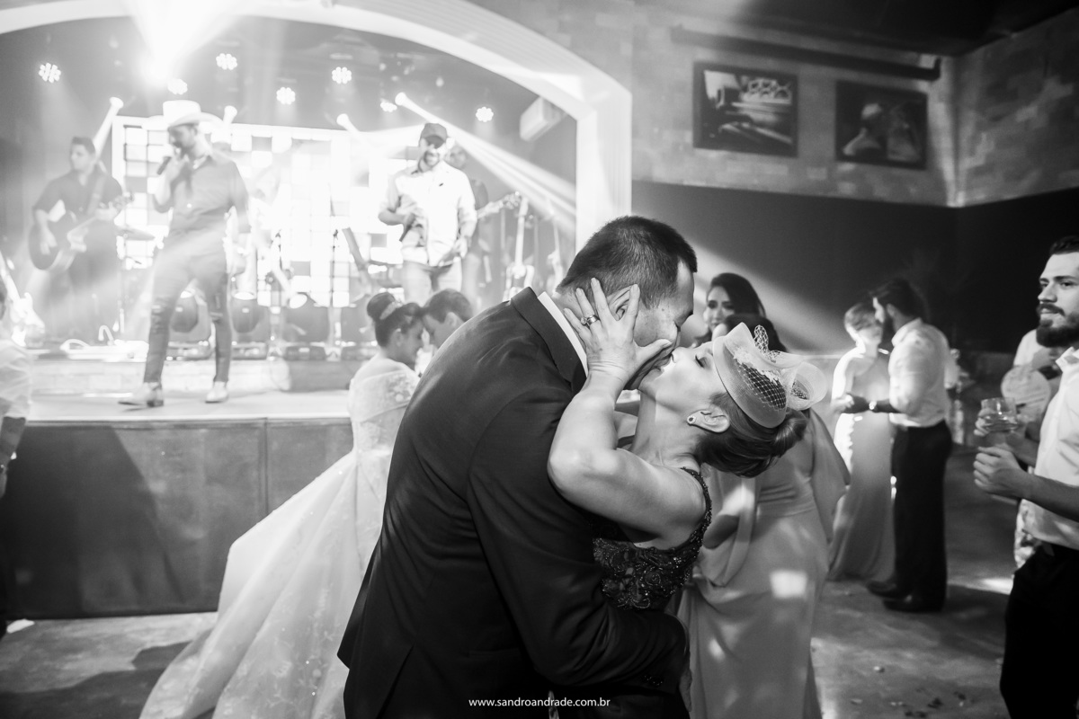 Nosso fotógrafo de casamento bsb, fica atento a tudo mesmo ne...ele pegou um flagra dos pais da noiva se beijando enquanto dançavam, mais engraçado de tudo foi ver a reação da mãe dela ao nos ver fotografando eles(risos).