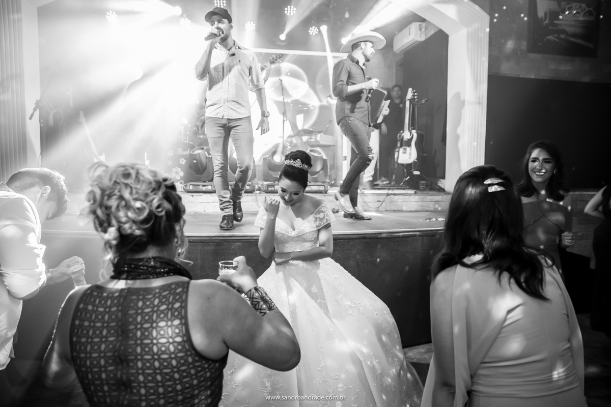 A nossa novinha está arrochando no meio das amigas.