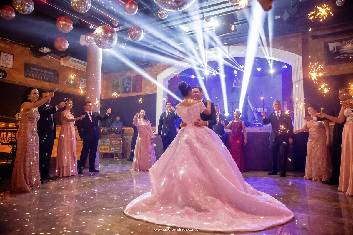 Dany e Murilo dançando agarradinho.