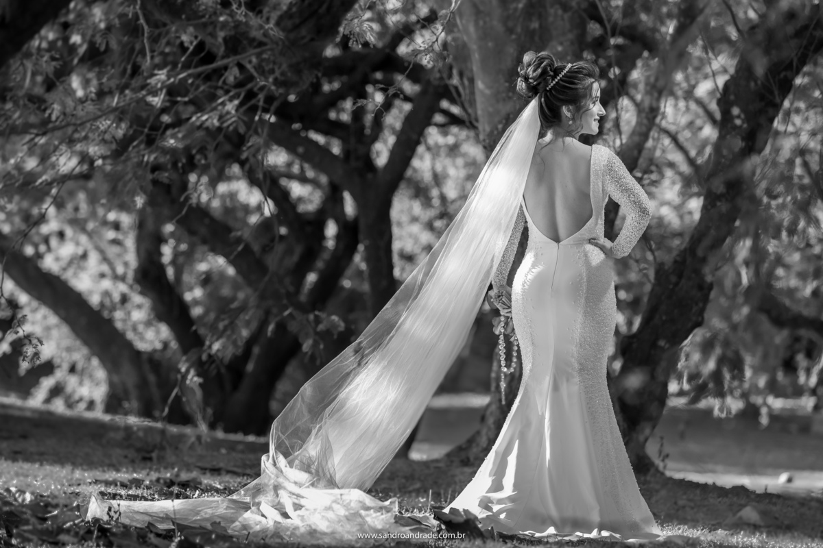 Uma noiva linda, em um vestido lindo, super bem produzida, com um corpão e um artista fotógrafo maravilhoso, assim são as fotos de Sandro Andrade. Mayara e Wedson escolheu o plano piloto para realizarem seu ensaio pós casamento, simplesmente maravilhoso.