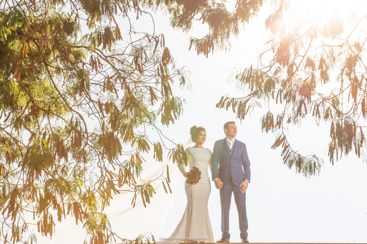 Sandro Andrade é fotógrafo no DF, ele se encanta com cada coisa em Brasília, você tem tudo para fazer uma foto linda e para todos os gostos, por isso esta fotografia com luz artificial, céu estourado sem nuvens, folhas das árvores e o casal de mãos dadas.