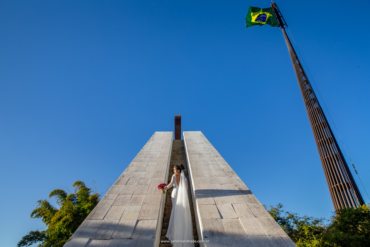 Subindo na direção da pira da pátria, um lindo céu azul, a bandeira toda aberta pelo vento, tudo perfeito e se encaixando bem para essa fotografia minimalista.