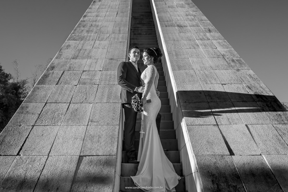 Ainda em preto e branco, agora o casal está abraçadinho na escadaria da pira da pátria.