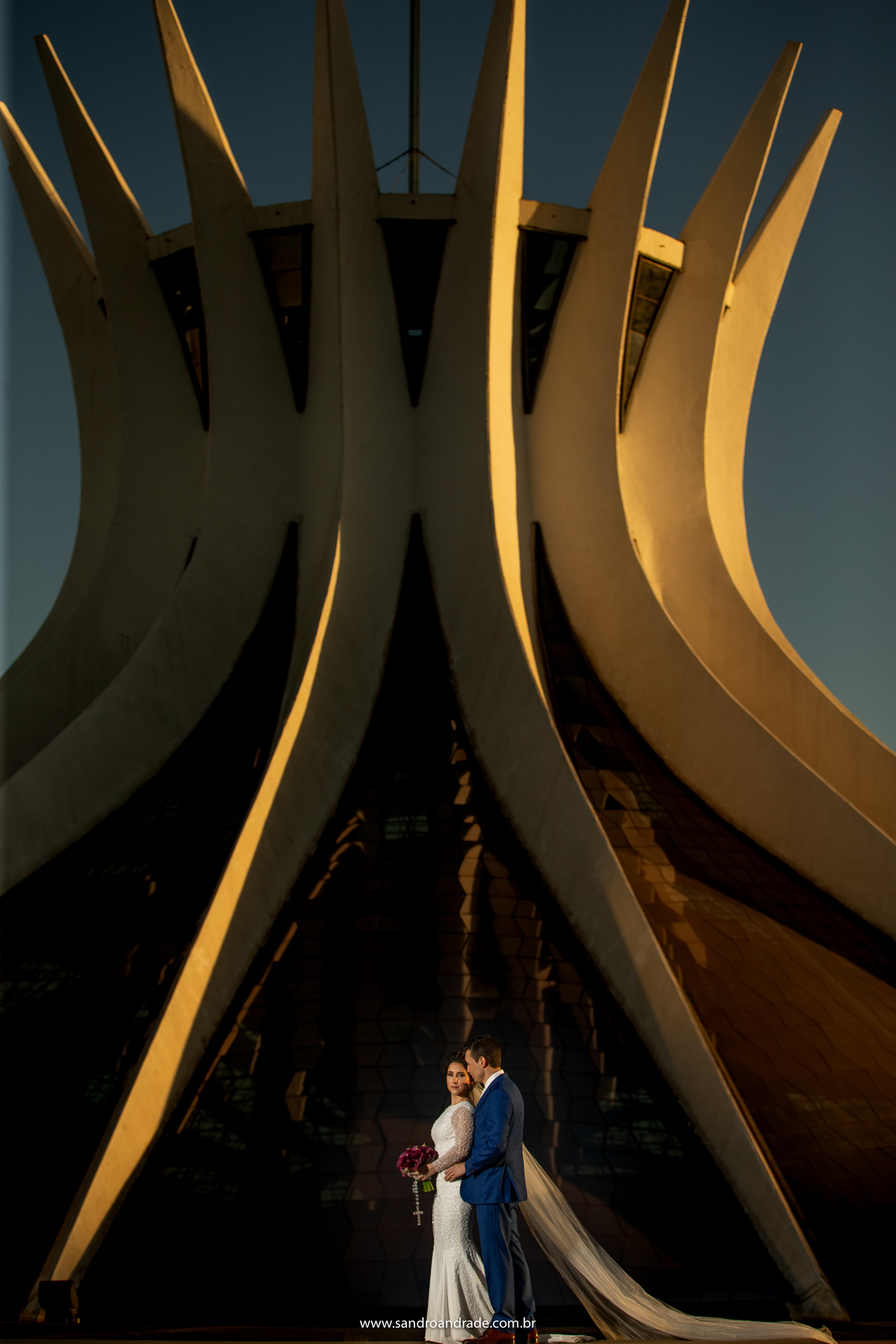 Já na frente da catedral, o casal está agarradinho e com uma luz artificial temos este resultado maravilhoso com sombras e luz.