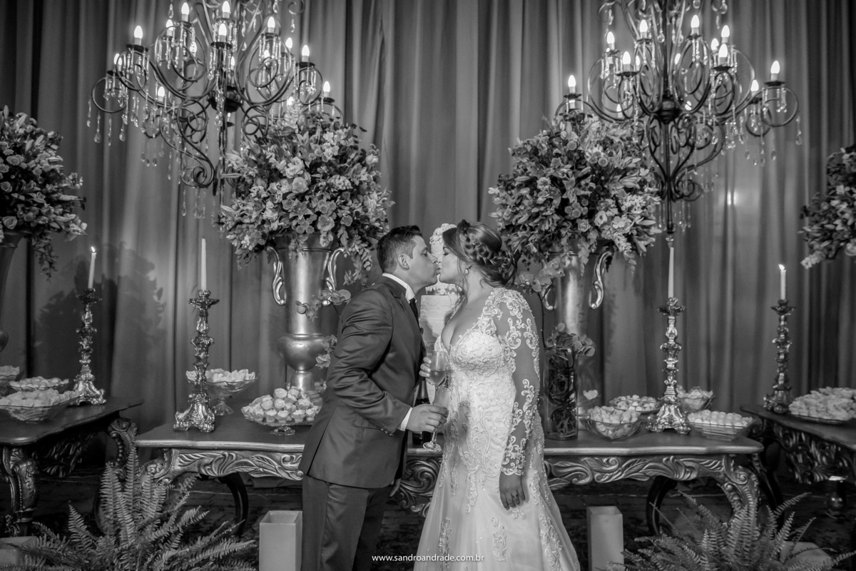 Brinde ao amor e ao casamento e finalizam o brinde com um beijo.