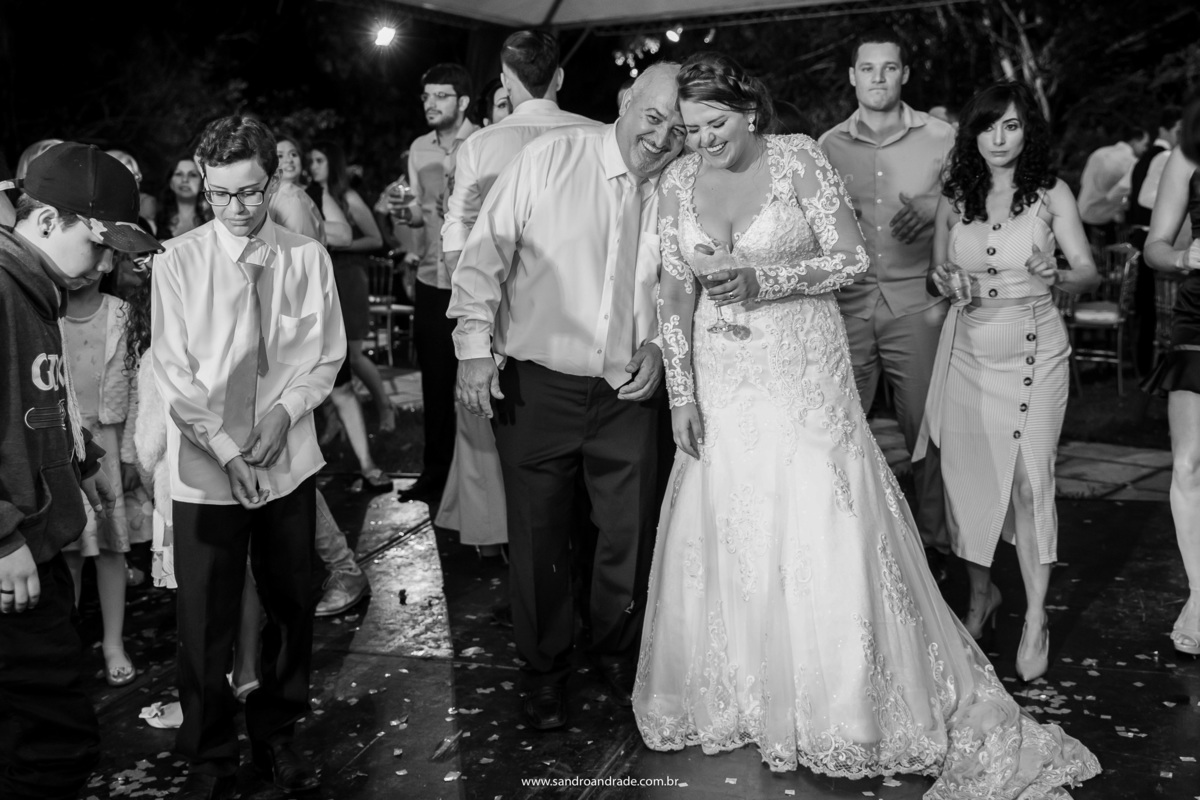 A noiva feliz com seu tio, dançando e sorrindo.
