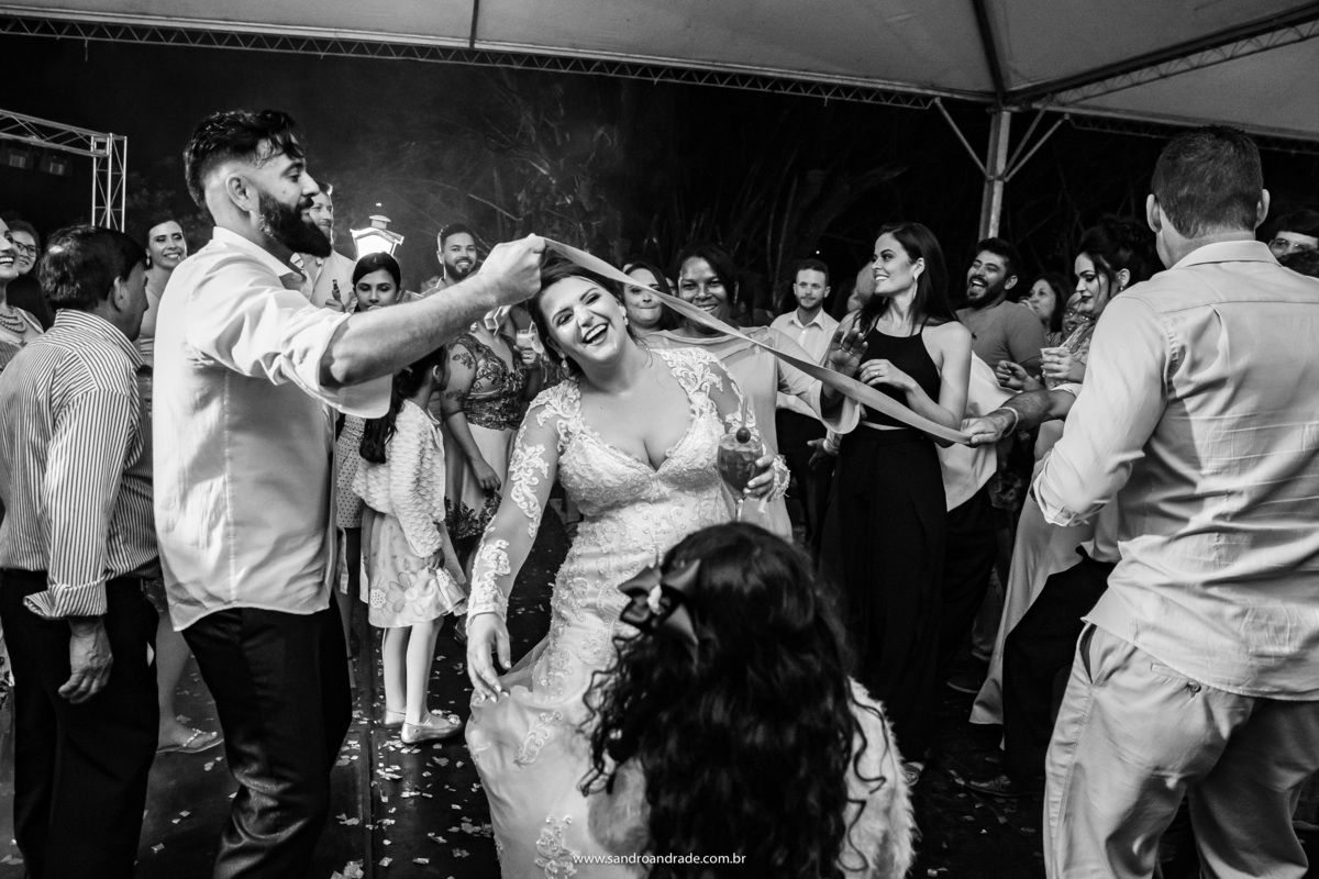 Assim terminamos a historia do grande dia de Vitória e Dangelo, os noivos não dançaram muito, o noivo é tímido, mas a noiva se divertiu muito com os amigos.