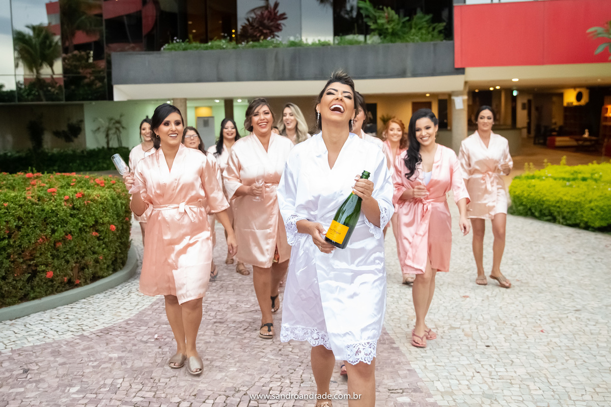 O making of da Wanessa foi muito animado, no Royal Tulip Brasília Alvorada ela se produziu. Nesta imagem Wanessa está gargalhando com um espumante nas mãos se preparando para brindar com as madrinhas no jardim do hotel.