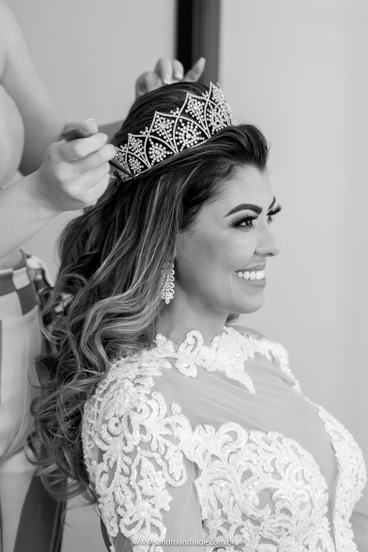 Retrato da noiva arrumando o cabelo, preparando um lindo penteado.