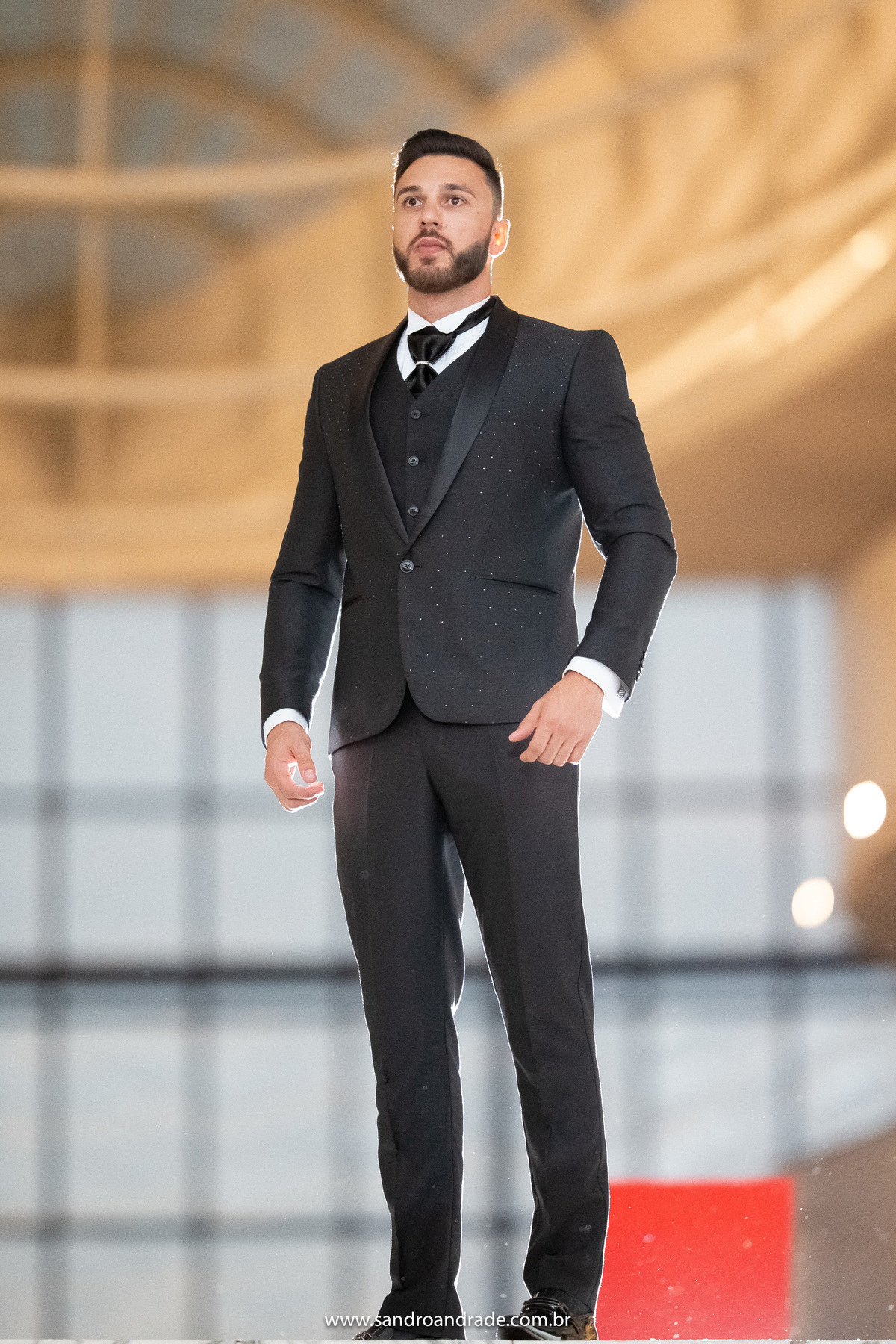 Sério...Sandro posa para fotos no hall do hotel Royal Tulip Brasília Alvorada.