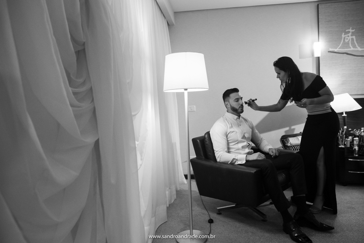 Chegou a vez do noivo, ele também teve direito ao mekong of no hotel, onde toda a família deles está hospedada. Nesta fotografia o Sandro está sendo maquiado, chará do meu Sandro Andrade um dos melhores fotógrafos de casamento do Brasil e super premiado.
