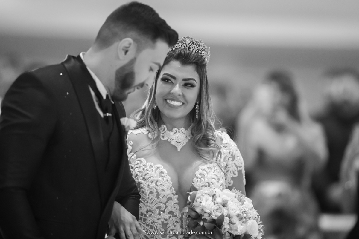 Enfim...juntos! Sandro dá o braço a sua noiva e ela olha apaixonada para ele. Por fotos assim Wanessa escolheu Sandro Andrade como fotógrafo DF.