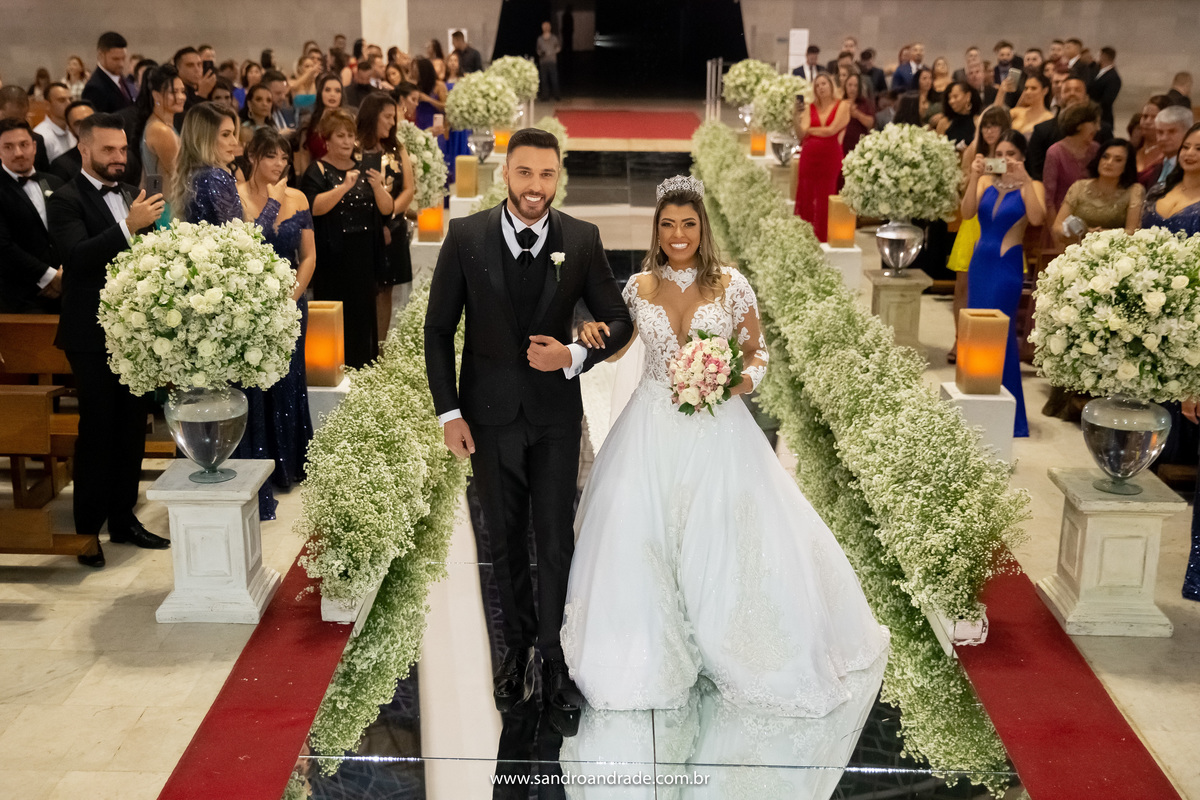 Agora de braço dado, felizes e sorridentes eles vão subir ao altar.