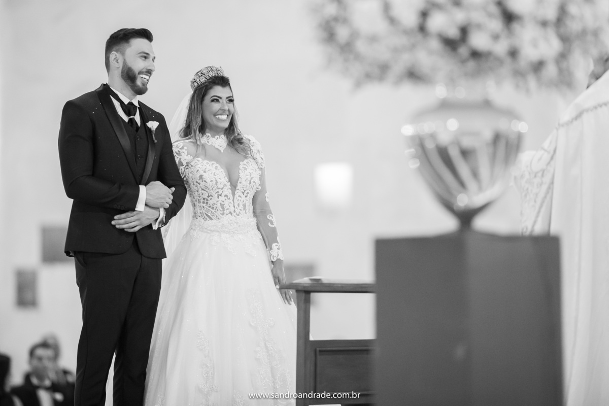 No altar Wanessa e Sandro estão felizes e recebendo a benção inicial.