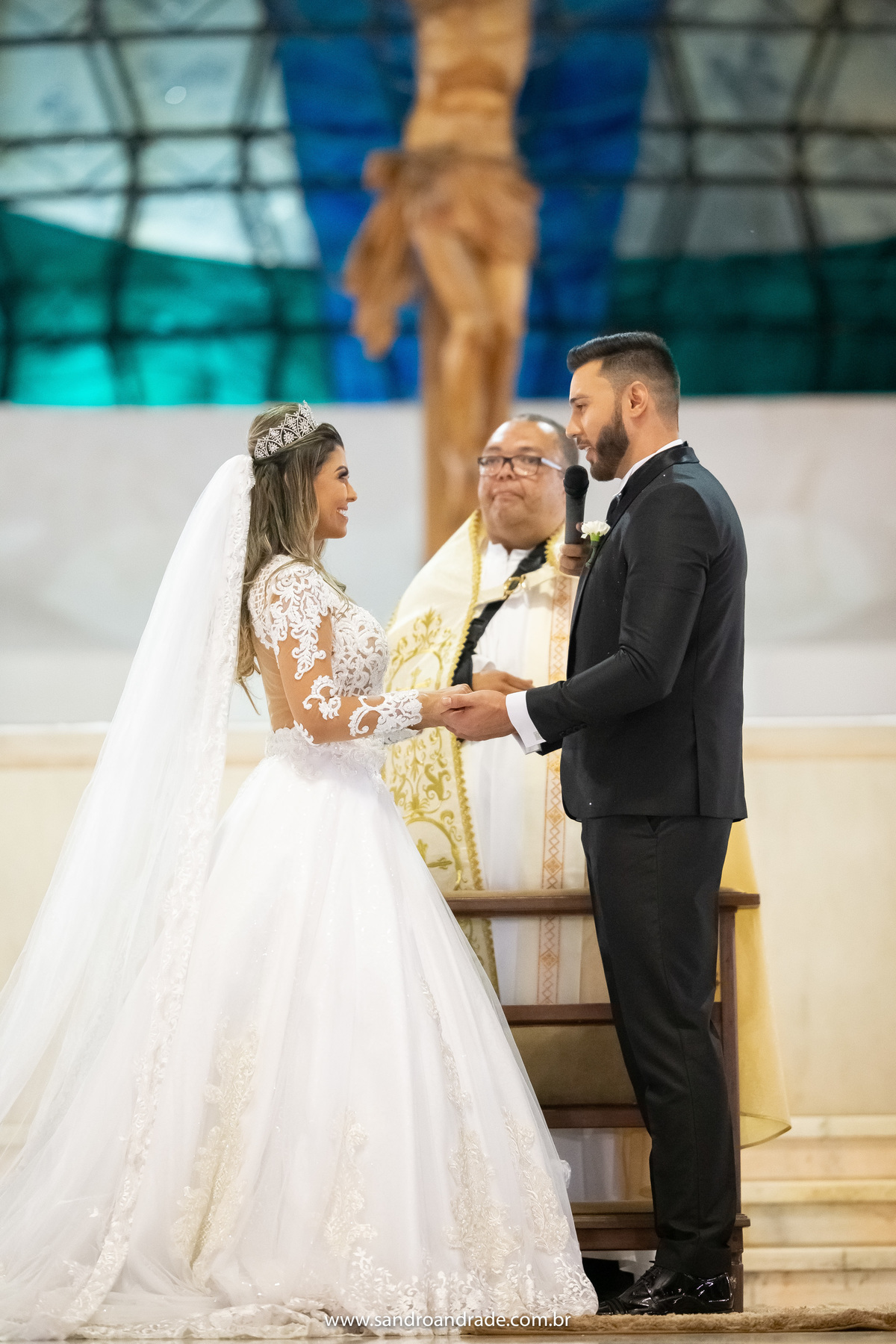 O momento do sim, de frente um para o outro e o padre no meio deles, eles dizem o famoso SIM.
