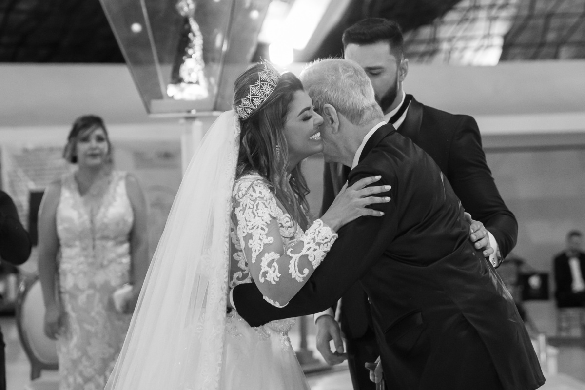 Com um beijo e um abraço a noiva e o avô se cumprimentam, uma linda fotografia de momento feita por nosso artista fotógrafo premiado no mundo inteiro, dono de um dom maravilhoso e um olhar único.