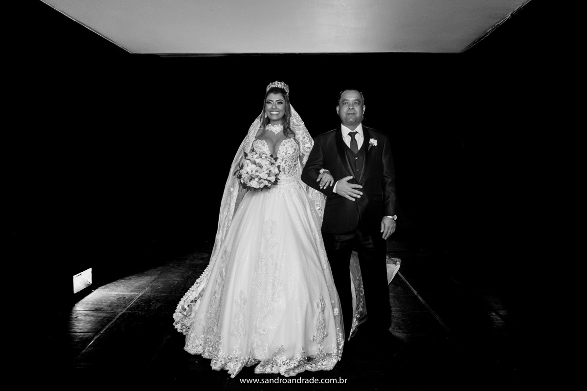 A chegada da noiva...Wanessa está do lado de fora de braço dado com seu pai, já a postos para sua magnífica entrada.