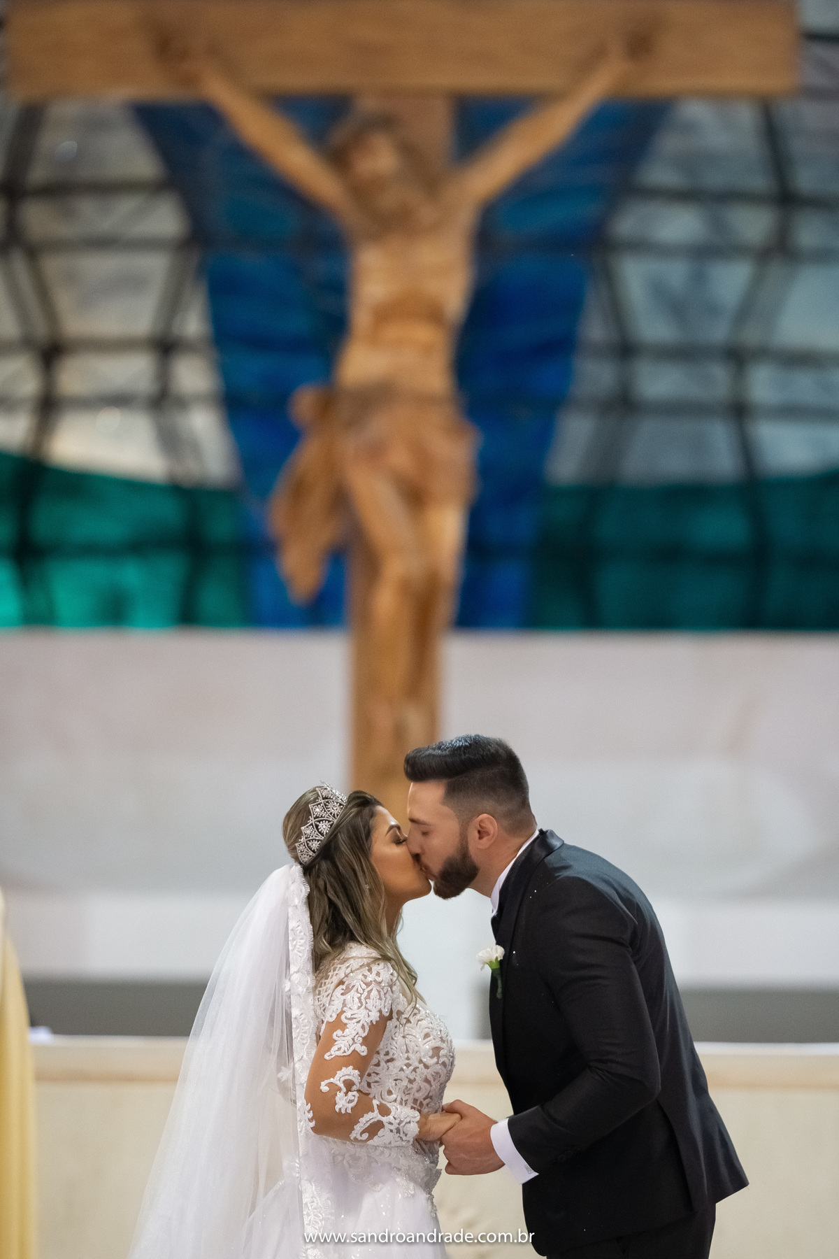 O beijooooo...com Cristo ao fundo.