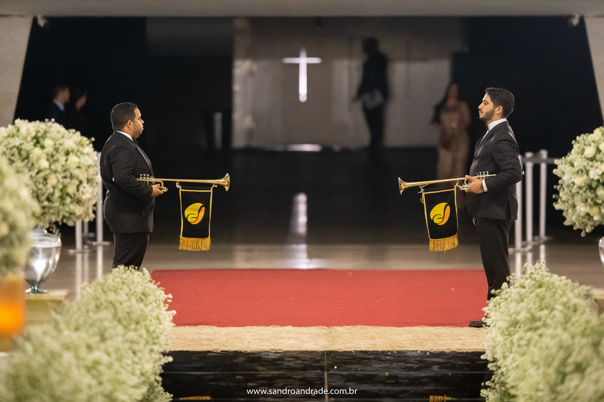 Ao som de trompetes... músicos a postos para a entrada da noiva.