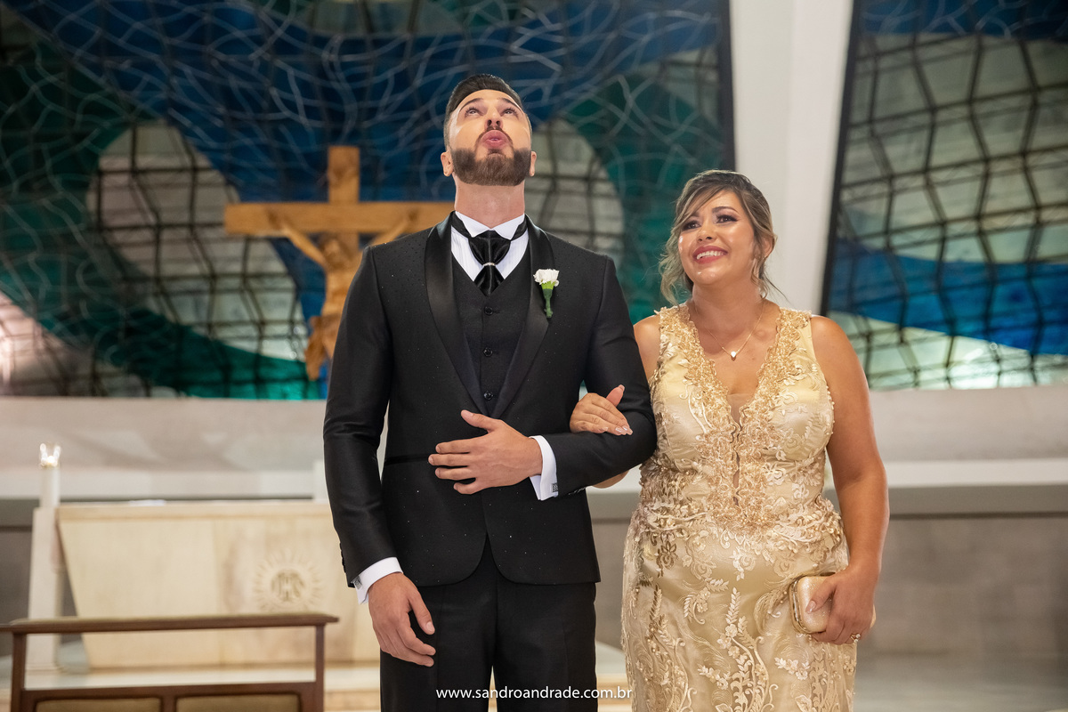 Emocionado Sandro olha para cima e suspira, ao ver sua amada noiva entrando.