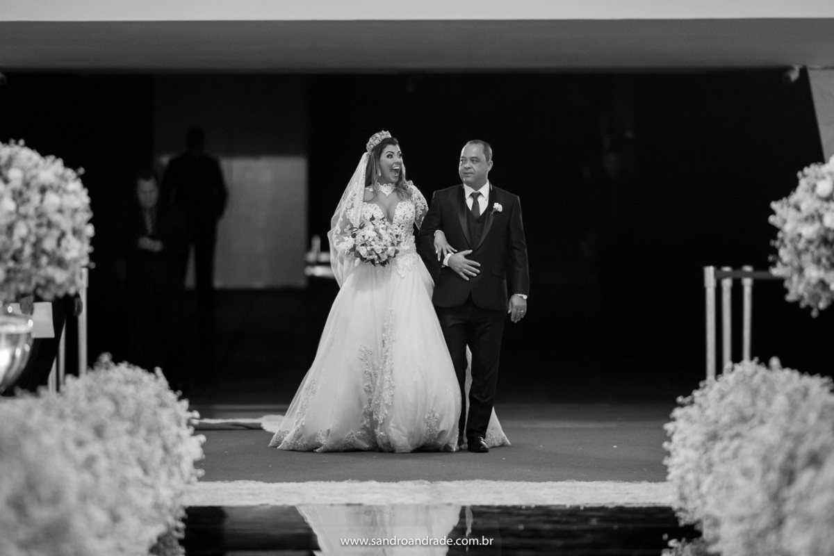 Lá vem a noiva...ela olha para os convidados nas fileiras dos bancos da igreja e vê uma grande amiga, reagindo espontaneamente a agradável surpresa.