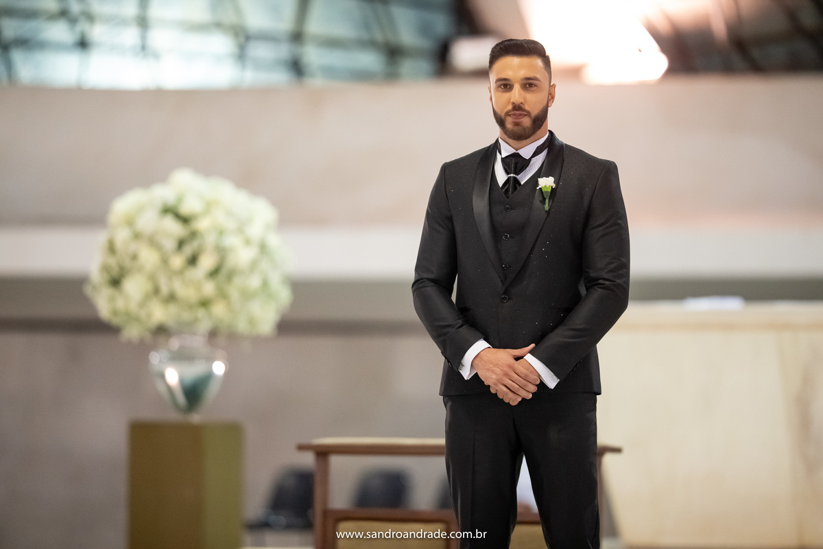 Já na igreja, a belíssima Catedral de Brasília, Sandro está no altar esperando iniciar a sua linda e emocionante cerimonia religiosa de casamento.