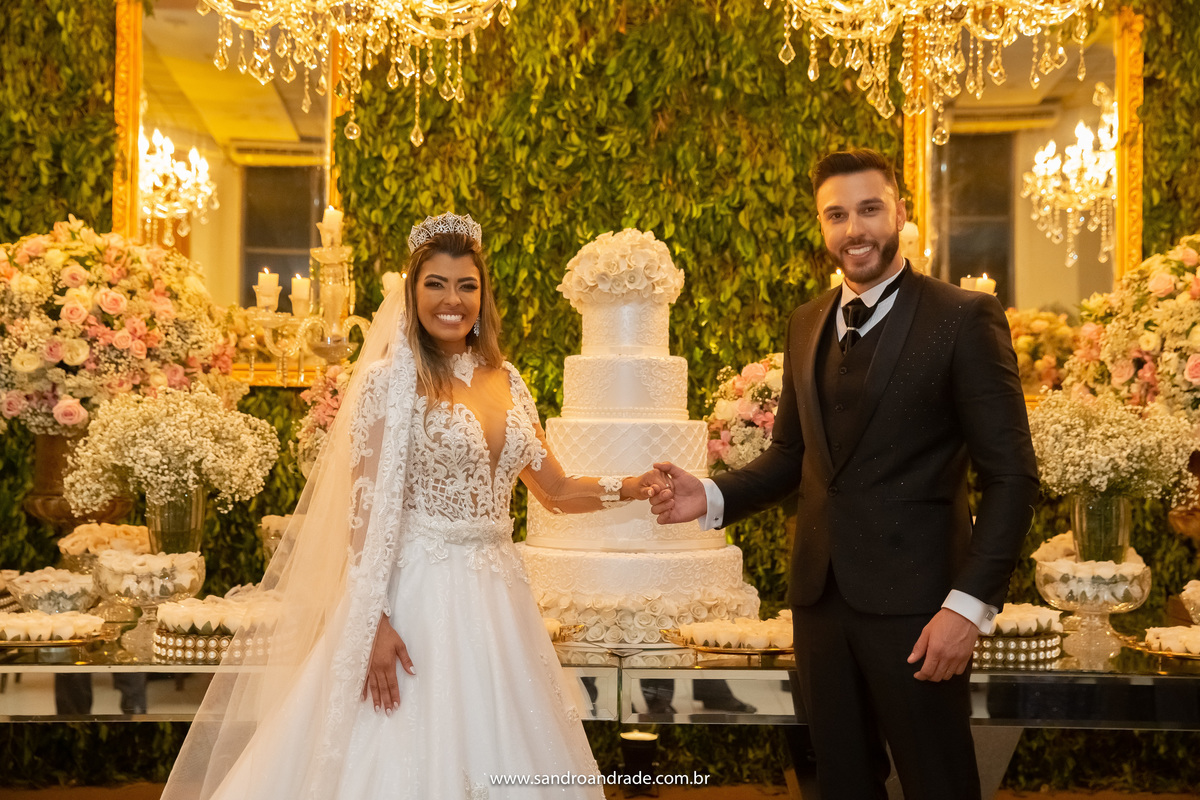 Retrato dos noivos na mesa do bolo.