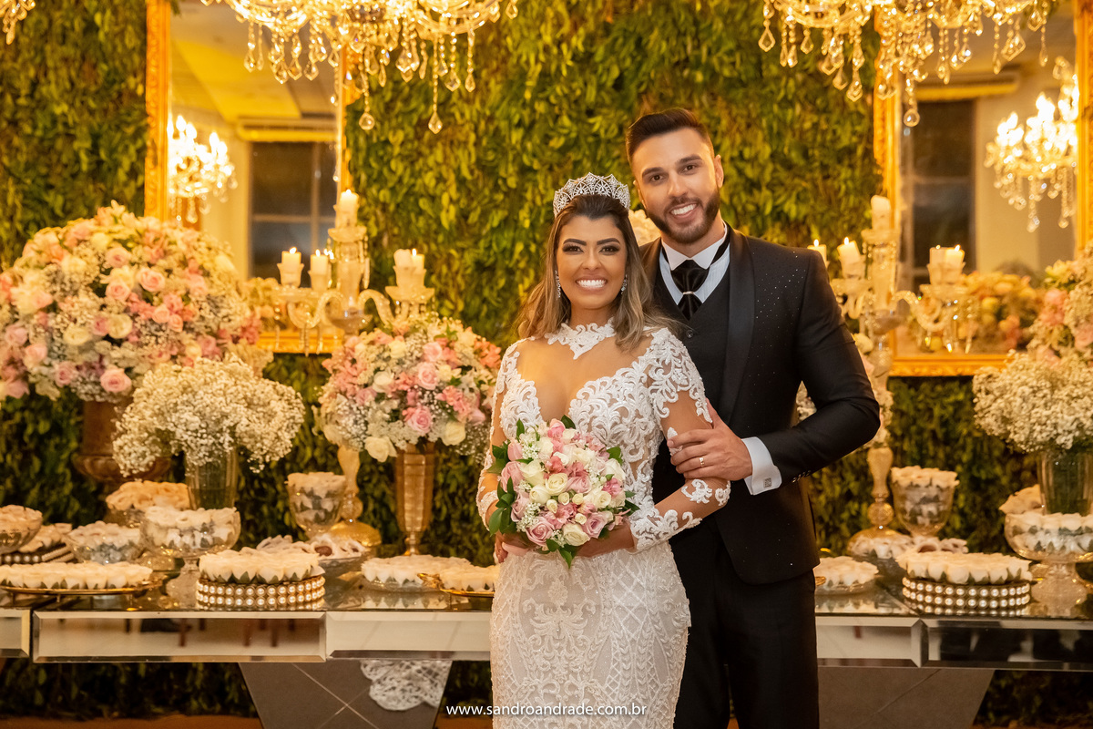 O casal em um retrato lindo na mesa do bolo.