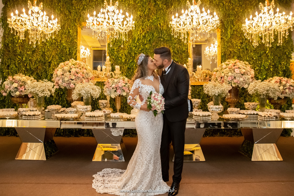 Com um beijo finalizamos as fotos na mesa do bolo e agora vamos a boate, que a noite é uma criança.