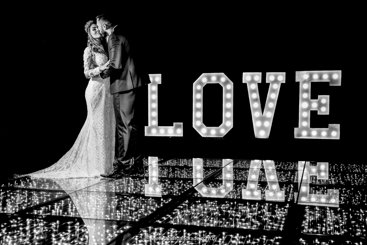 Fotografia única e diferenciada momentos antes do casal abrir a pista de dança, assim são os clicks de um fotógrafo profissional de Brasilia - Bsb - DF, esta fotografia foi feita enquanto os noivos se preparavam para dançar, com o detalhe do love na pista