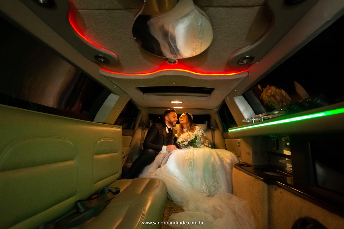 Sandro Andrade é um dos melhores fotógrafos de casamento Brasilia, por isso a Wanessa e o Sandro o escolheu para fazer os registros deste grande dia, nesta fotografia os noivos estão dentro da limousine felizes.