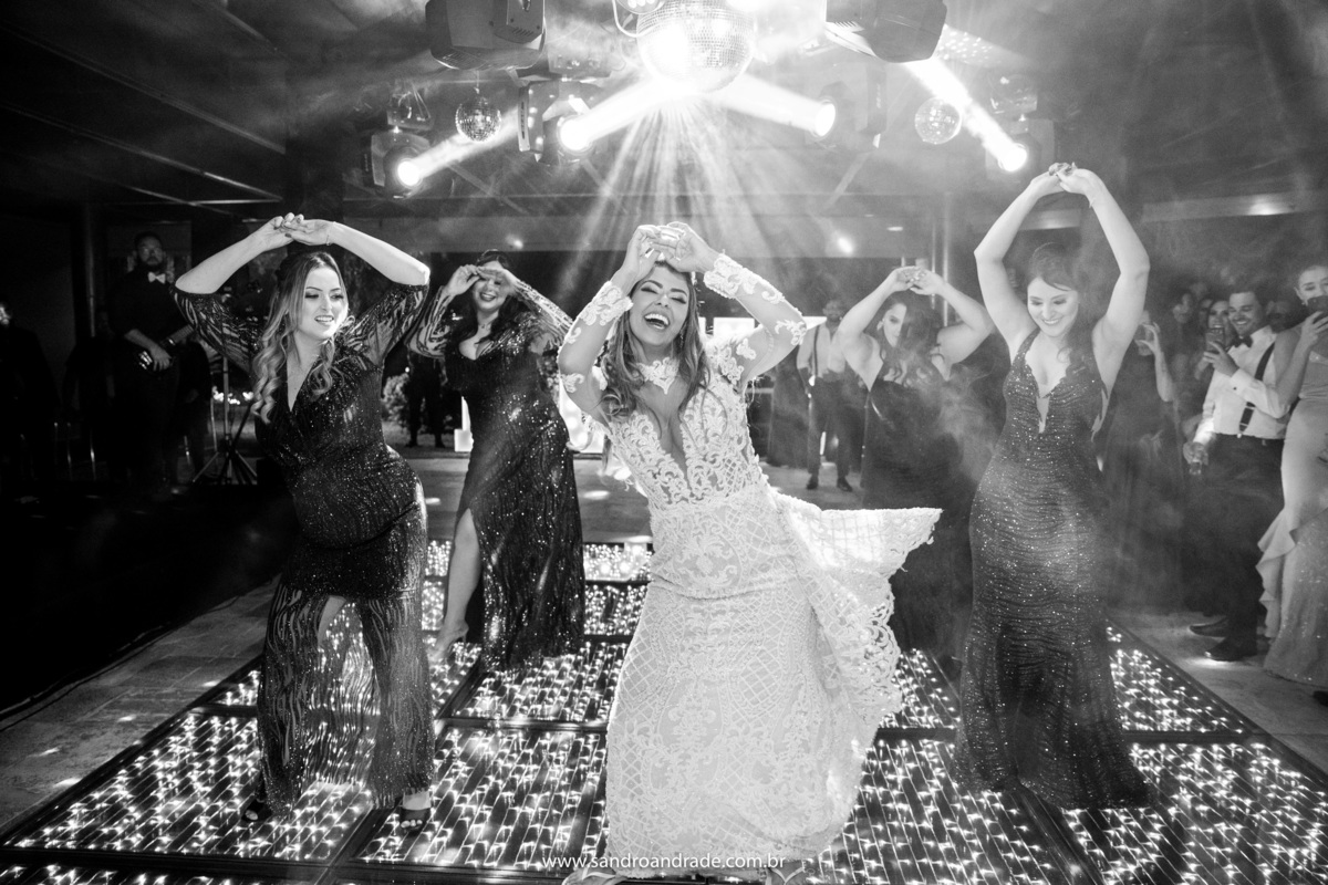 Wanessa está se divertindo muito em sua dança, nesta fotografia em preto e branco , ela canta e dança.