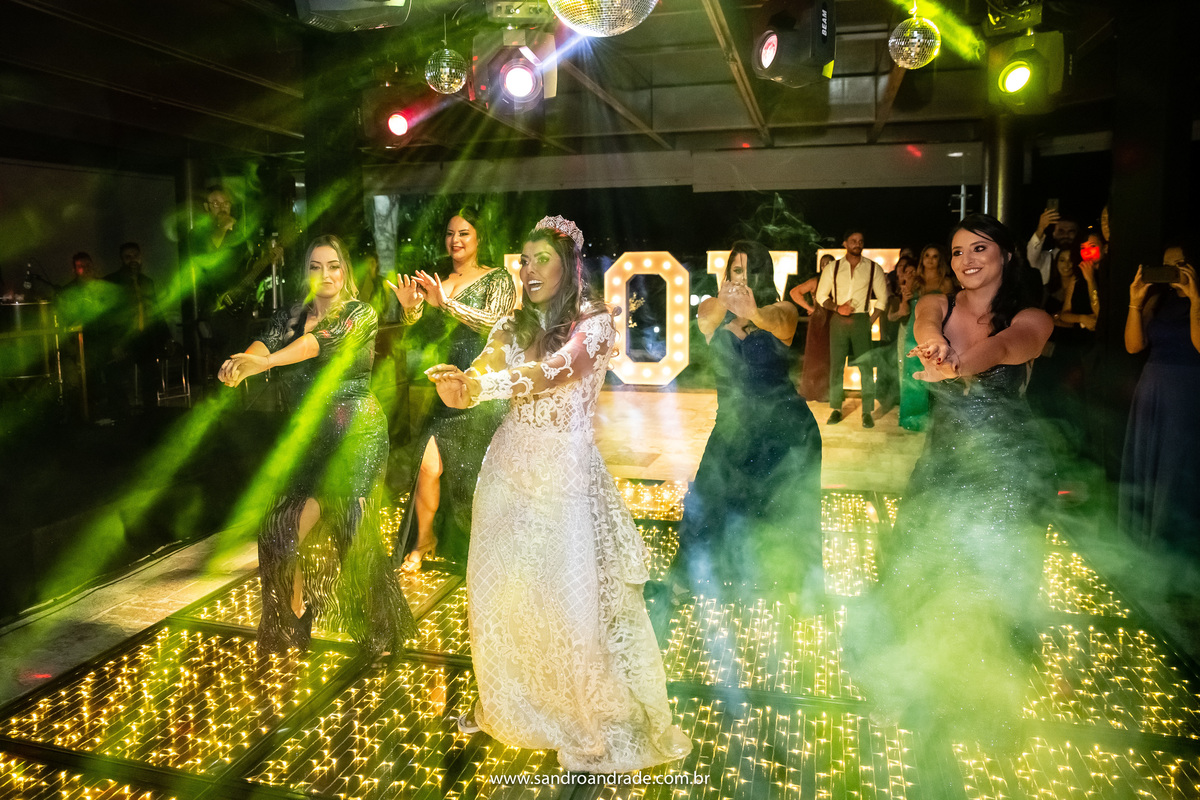 Poderosas...elas continuam dançando.