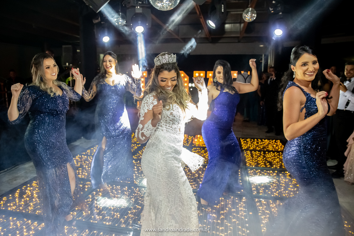 E já finalizando a dança com suas madrinhas amigas, vamos também encerrando o álbum de casamento de Sandro e Wanessa, com clicks maravilhosos de um dos melhores fotógrafos de casamento de bsb. Felicidades ao casal Wanessa e Sandro. Grande abraço.