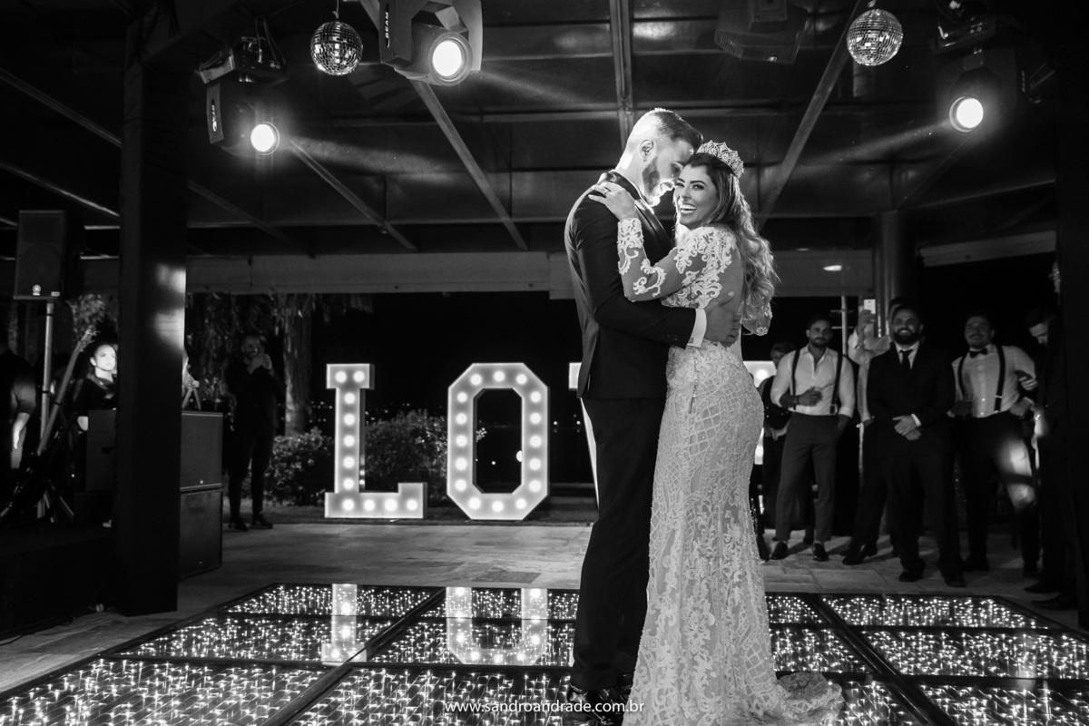 Mais uma preto e branco para a coleção, Wanessa e Sandro estão agarradinhos dançando.